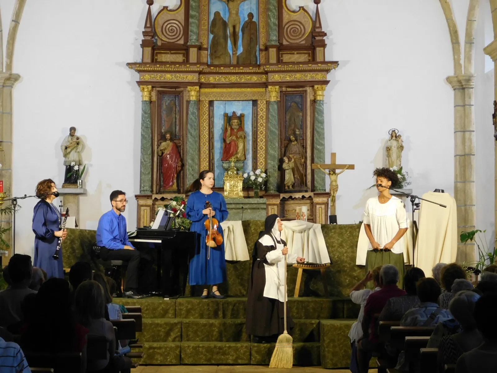 Foto 5 - Los sahug&uuml;e&ntilde;os disfrutan de la obra &lsquo;Juan, el esp&iacute;ritu del amor&rsquo; con un recuerdo a su escuela rural