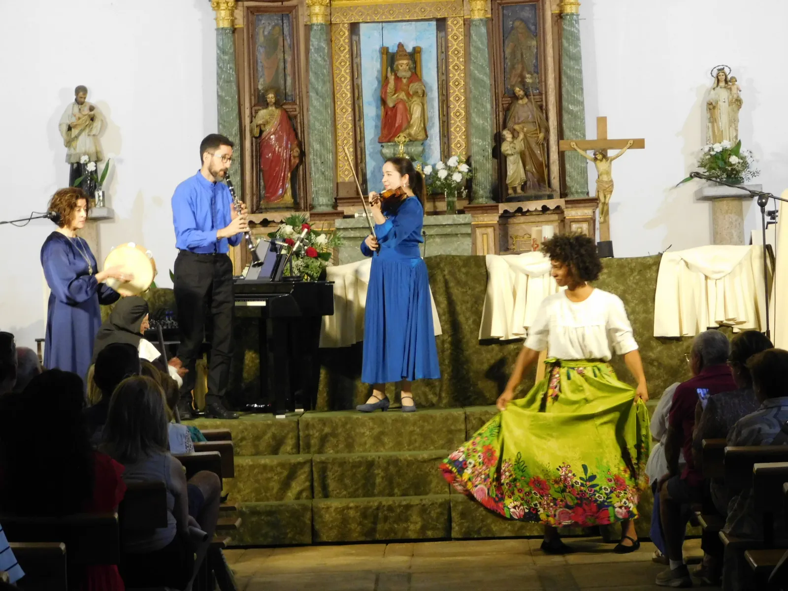Foto 7 - Los sahug&uuml;e&ntilde;os disfrutan de la obra &lsquo;Juan, el esp&iacute;ritu del amor&rsquo; con un recuerdo a su escuela rural