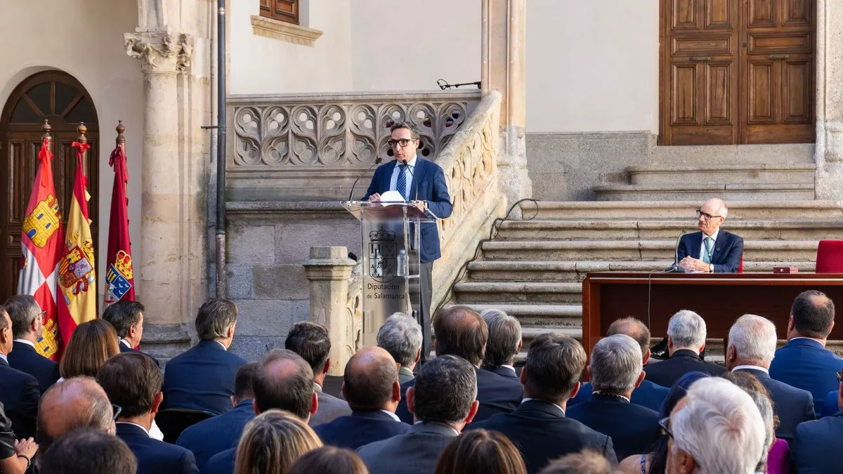 La entrega del galardón, otorgado por la Diputación de Salamanca, ha tenido lugar durante la celebración del Día de la Provincia en el Patio de la Salina. Foto USAL