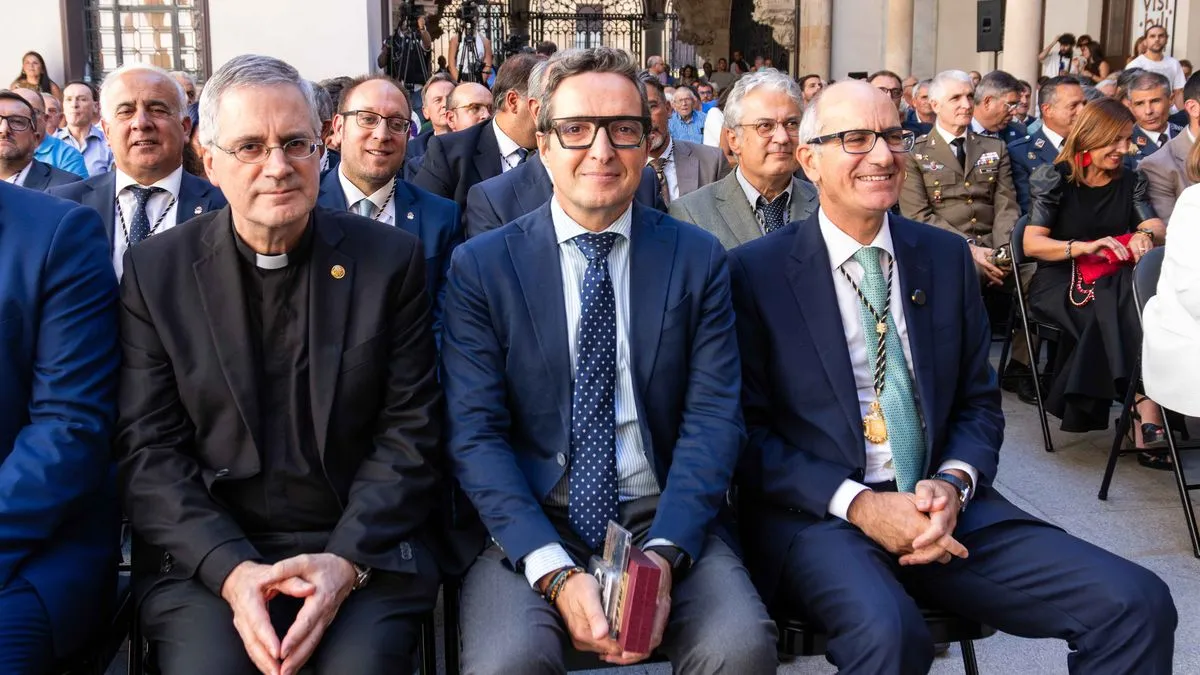 La entrega del galardón, otorgado por la Diputación de Salamanca, ha tenido lugar durante la celebración del Día de la Provincia en el Patio de la Salina. Foto USAL