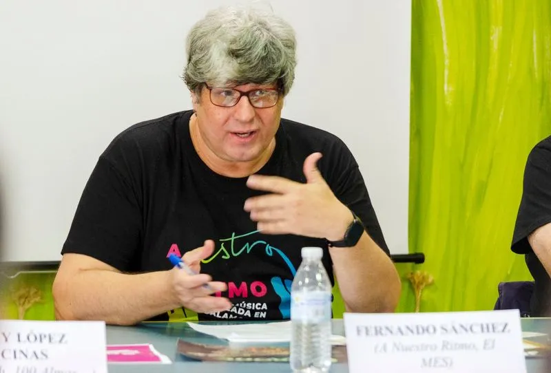 Fernando Sánchez analiza la música moderna en Rona Dalba
