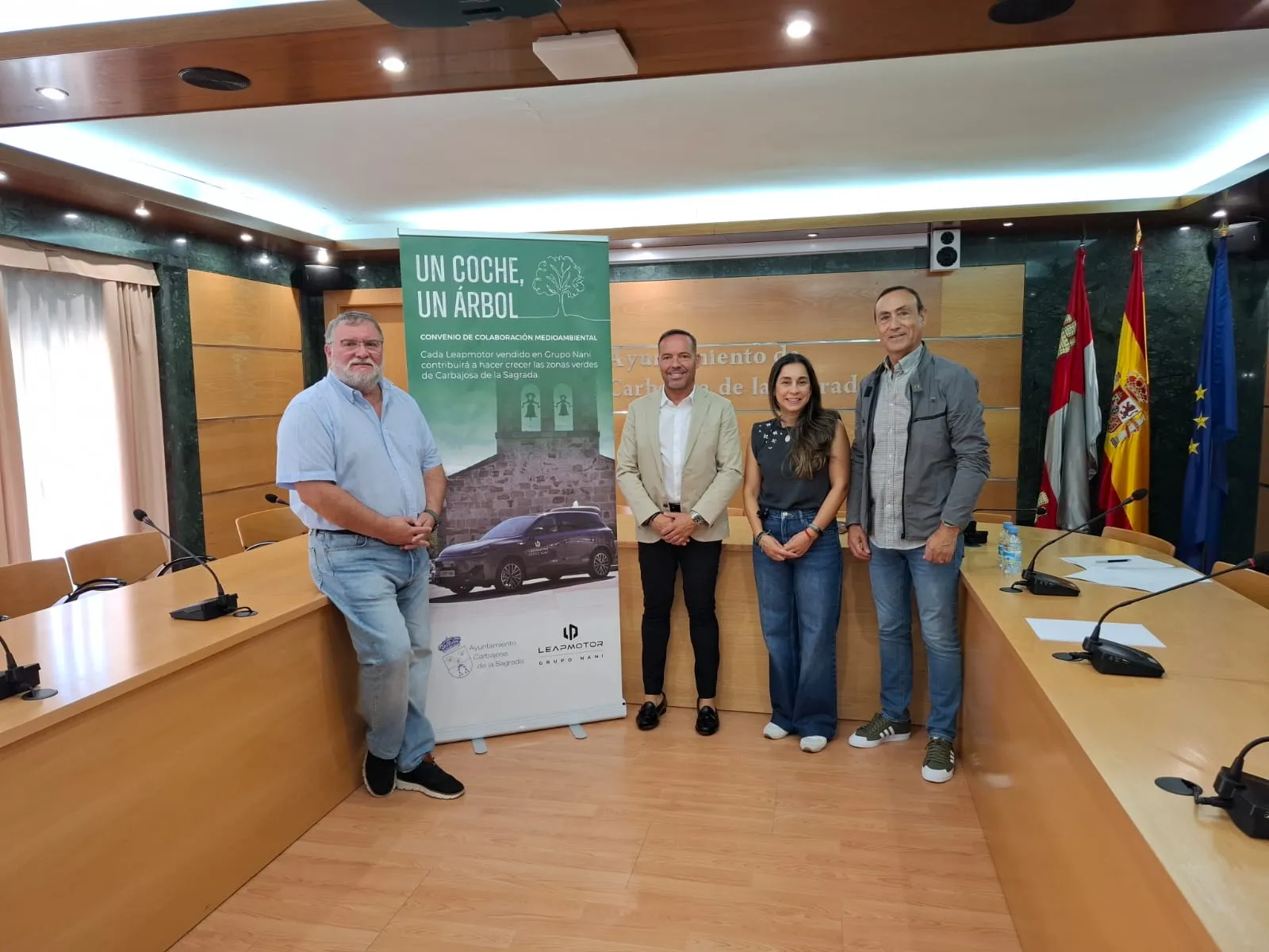 Foto 2 - Carbajosa y Grupo Nani plantar&aacute;n un &aacute;rbol por cada veh&iacute;culo el&eacute;ctrico vendido