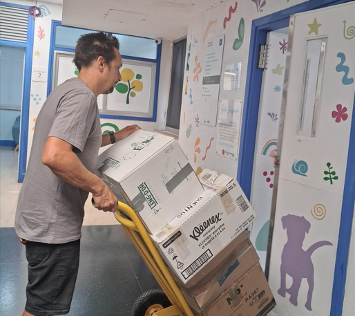 Carbajosa dona 16 cajas de libros a las Unidades de Psiquiatría Infanto-Juvenil de Salamanca