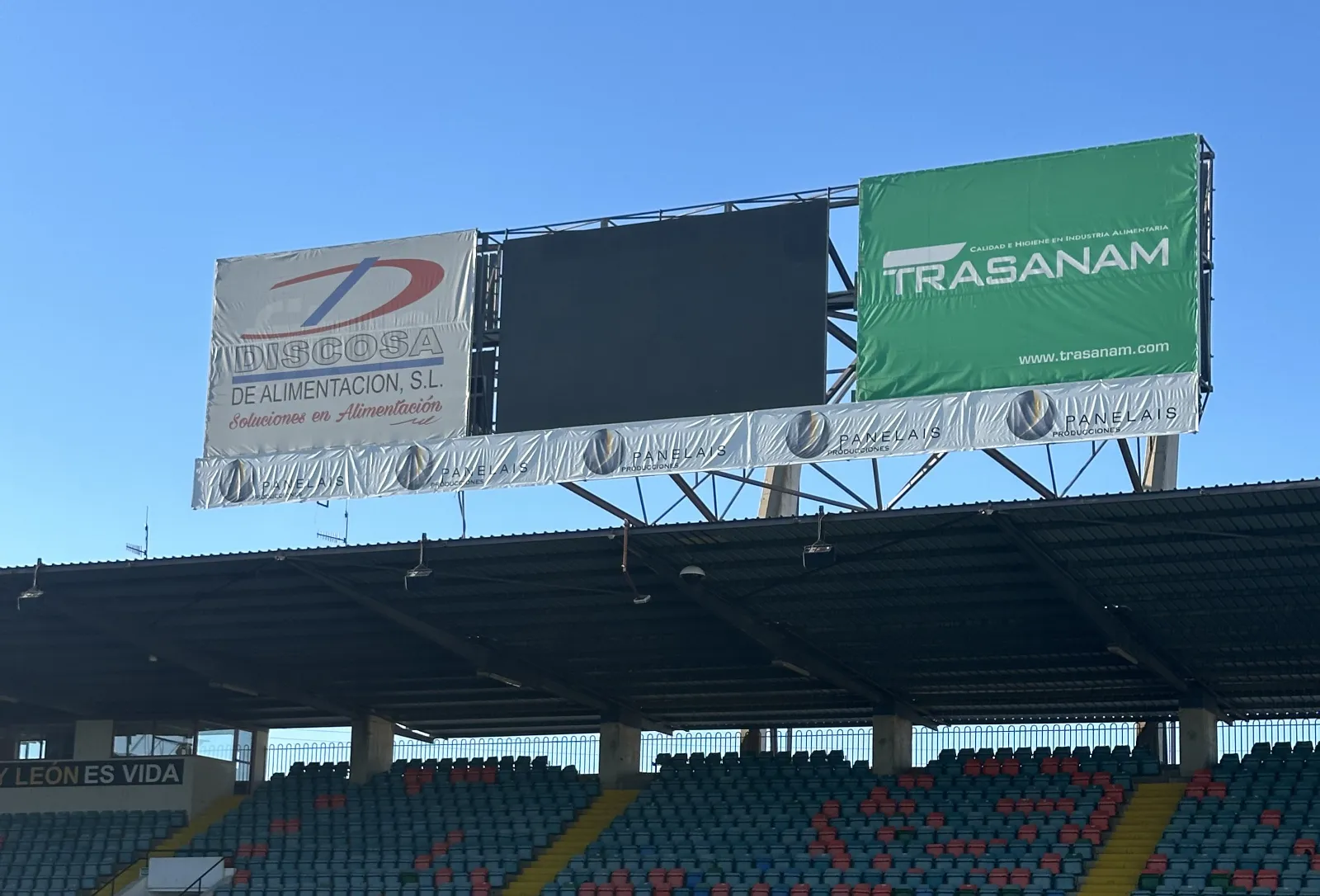 El Salamanca UDS completa la instalación de su nuevo videomarcador en Fondo Norte