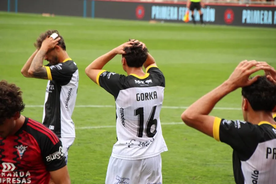 VÍDEO | Un gol olímpico, un polémico arbitraje y la falta de pegada dejan sin premio a Unionistas en Anduva (1-0)