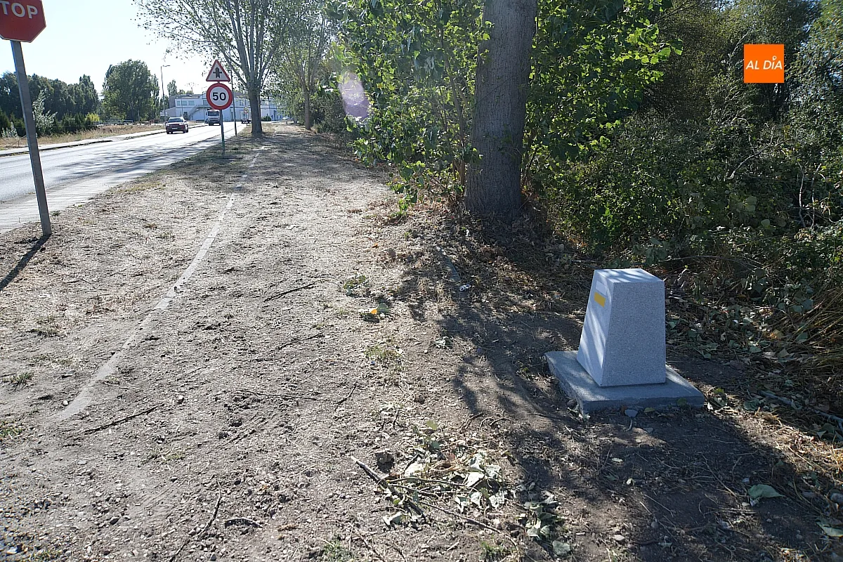 Alumnos de La Senda colocan los 110 hitos que guiarán la ruta circular del río Águeda