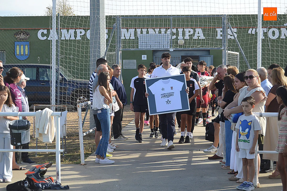 Foto 11 - El f&uacute;tbol se detiene en La Muge para recordar a Adri&aacute;n Ibarra: &laquo;Esta siempre ser&aacute; su casa&raquo;
