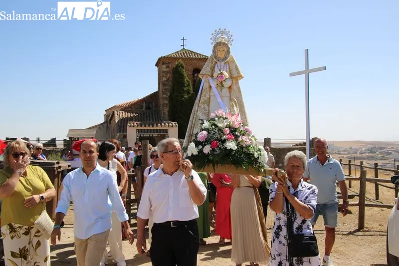 Foto 2 - La devoci&oacute;n a la Virgen de Otero marca la ma&ntilde;ana festiva en Palomares de Alba