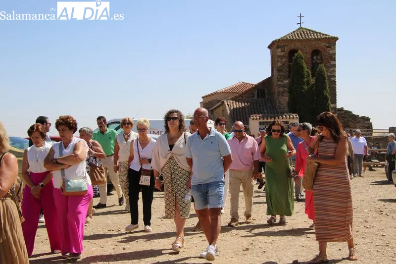 Foto 7 - La devoci&oacute;n a la Virgen de Otero marca la ma&ntilde;ana festiva en Palomares de Alba