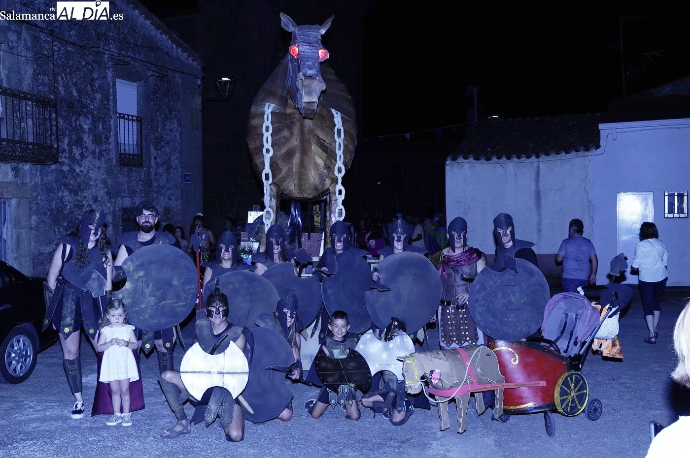Las peñas lo dan todo en el desfile de carrozas de las fiestas de Pereña de la Ribera