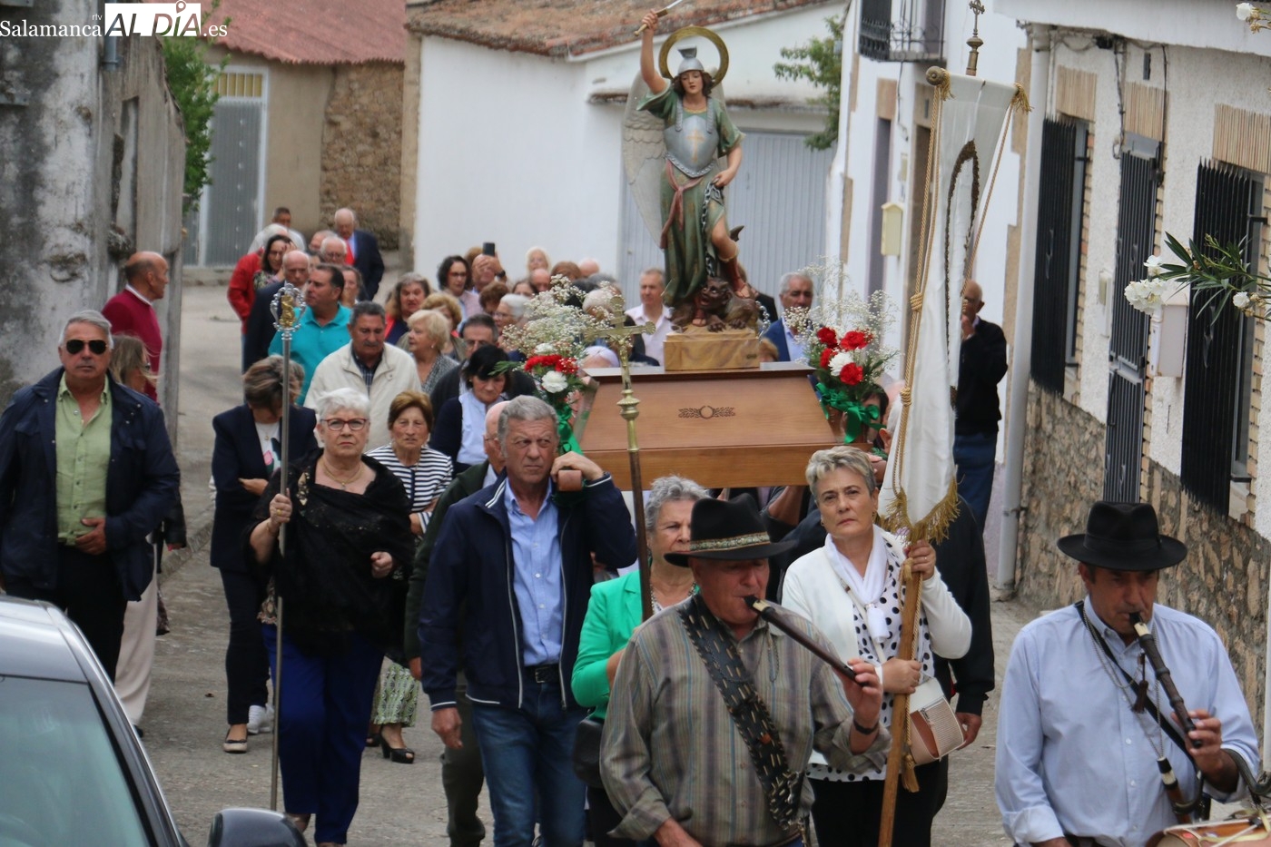 Devoción, paella para 170 personas y pelota a mano en el día grande de las fiestas de San Miguel en Almendra