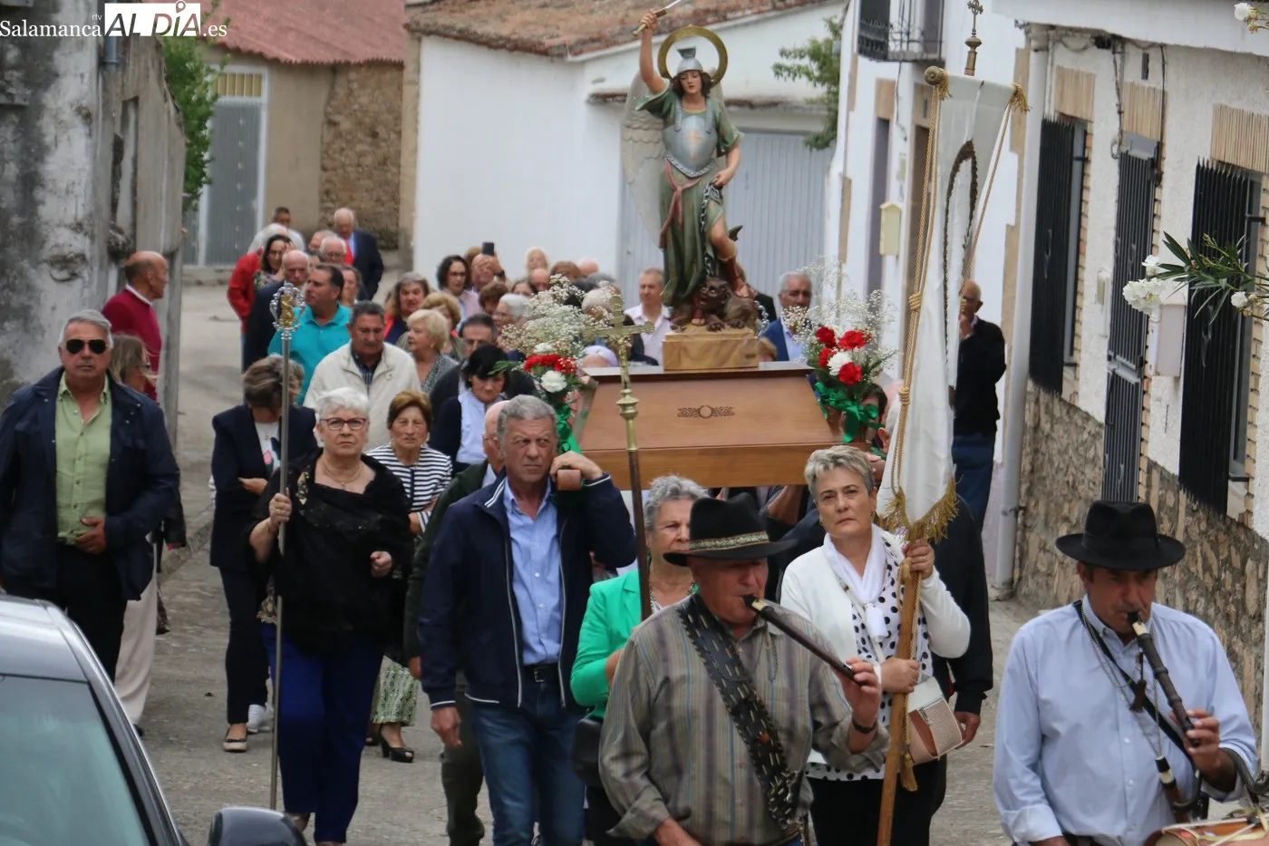 Devoción, paella para 170 personas y pelota a mano en el día grande de las fiestas de San Miguel en Almendra