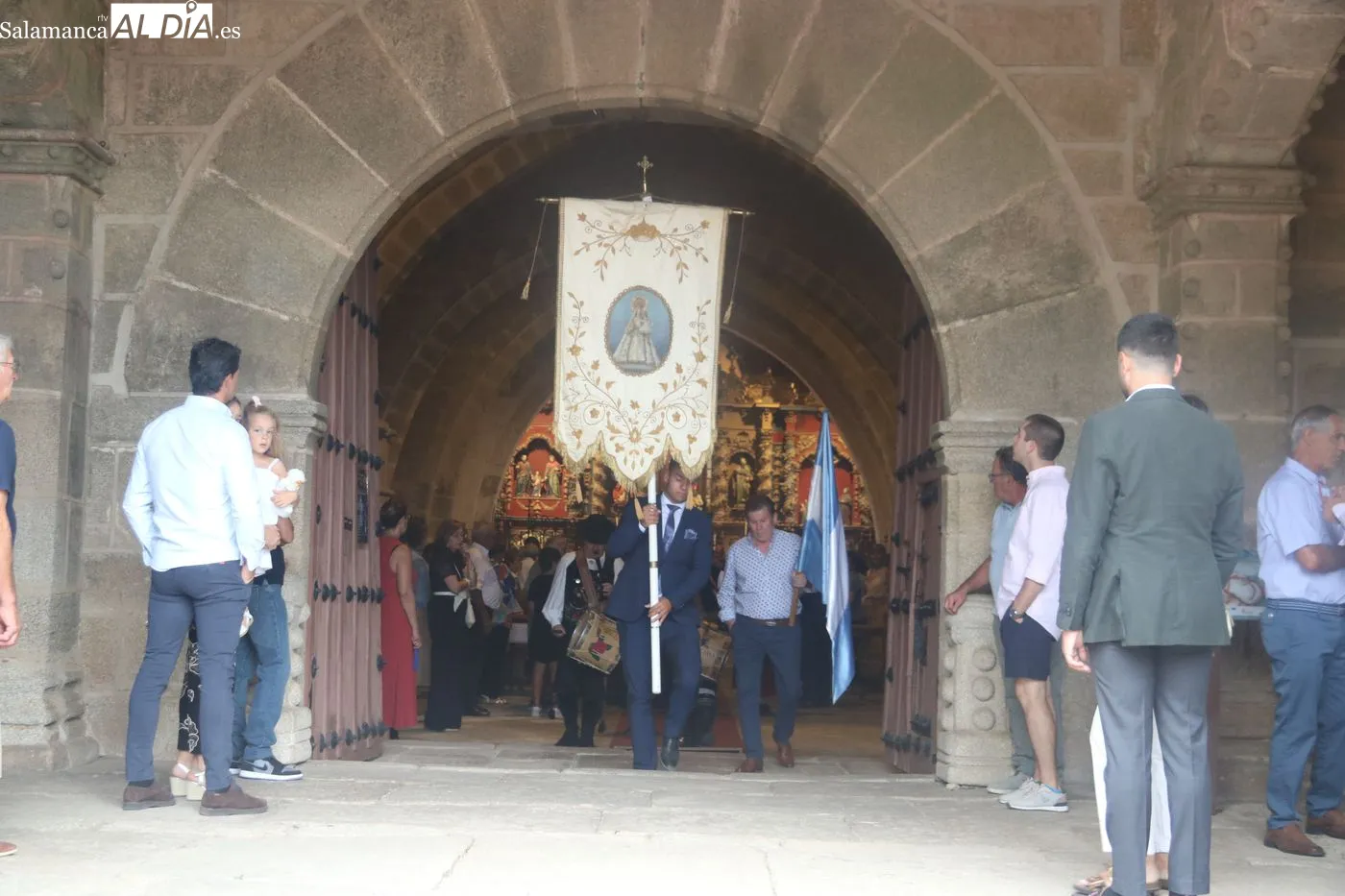 Procesión, ofertorio y baile de la bandera en Villaseco de los Reyes / ARIAS
