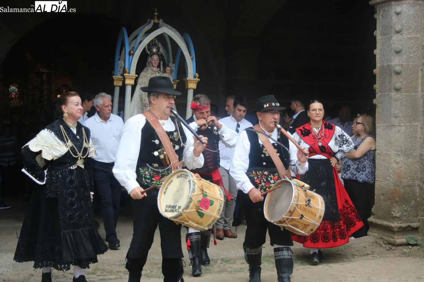 Procesión, ofertorio y baile de la bandera en Villaseco de los Reyes / ARIAS