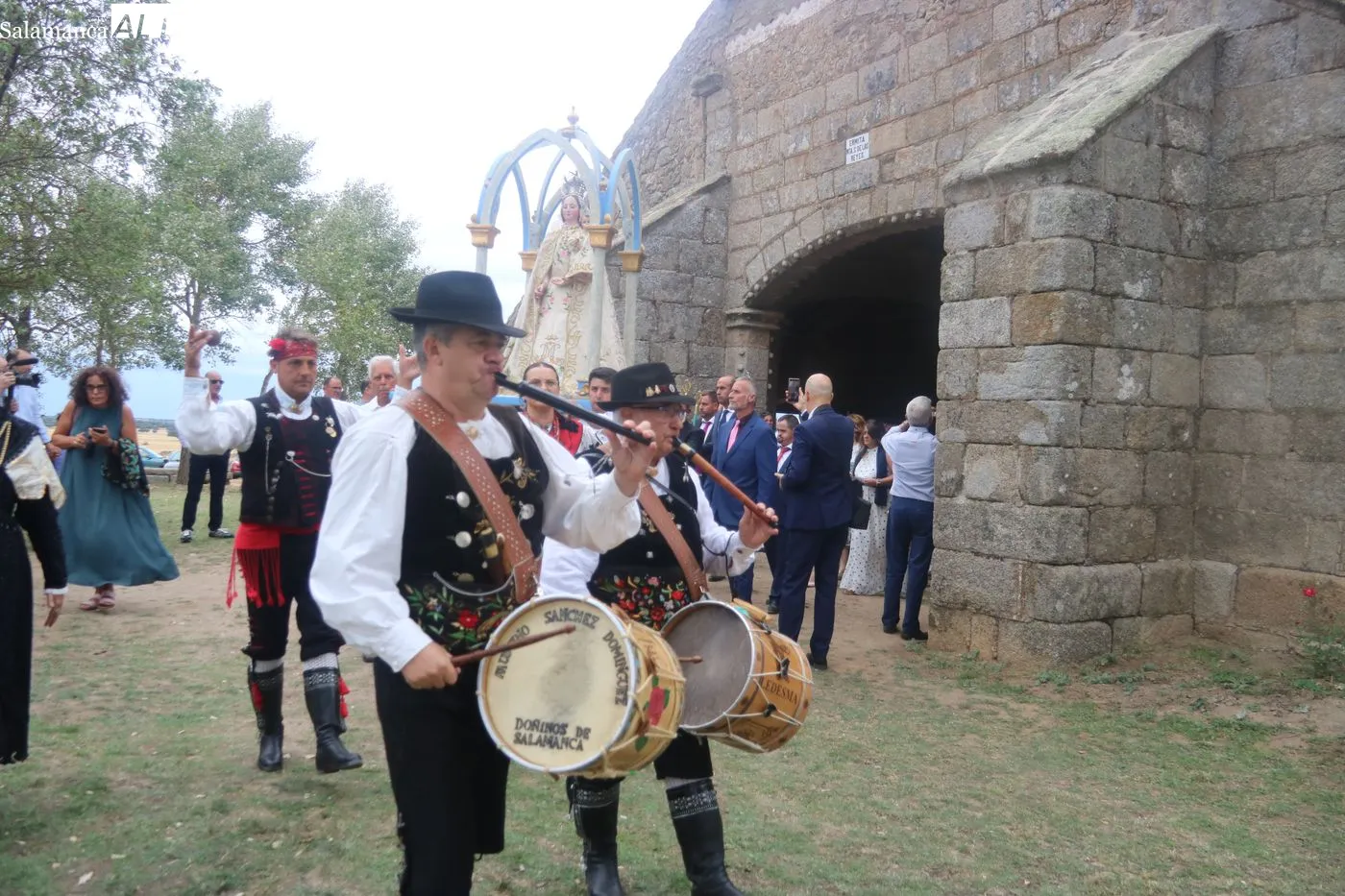 Procesión, ofertorio y baile de la bandera en Villaseco de los Reyes / ARIAS
