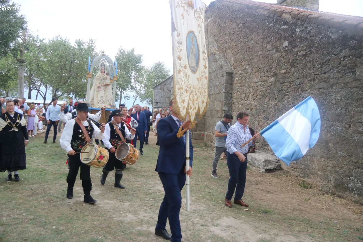 Procesión, ofertorio y baile de la bandera en Villaseco de los Reyes / ARIAS