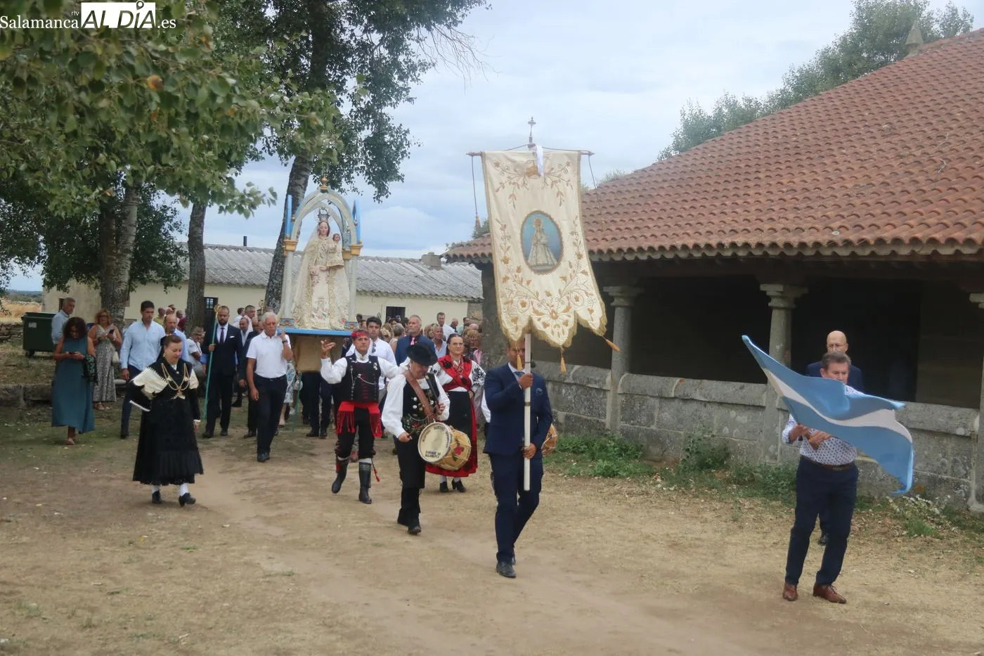 Procesión, ofertorio y baile de la bandera en Villaseco de los Reyes / ARIAS