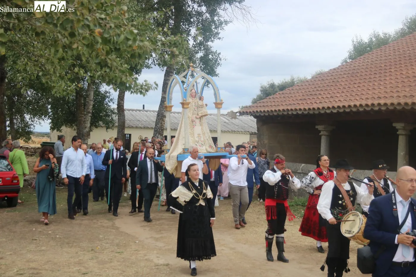 Procesión, ofertorio y baile de la bandera en Villaseco de los Reyes / ARIAS