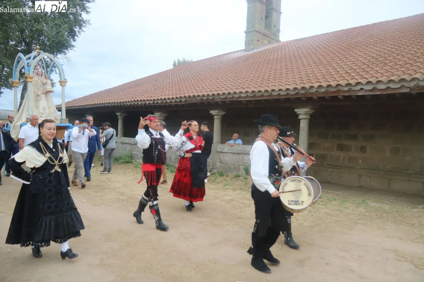 Procesión, ofertorio y baile de la bandera en Villaseco de los Reyes / ARIAS