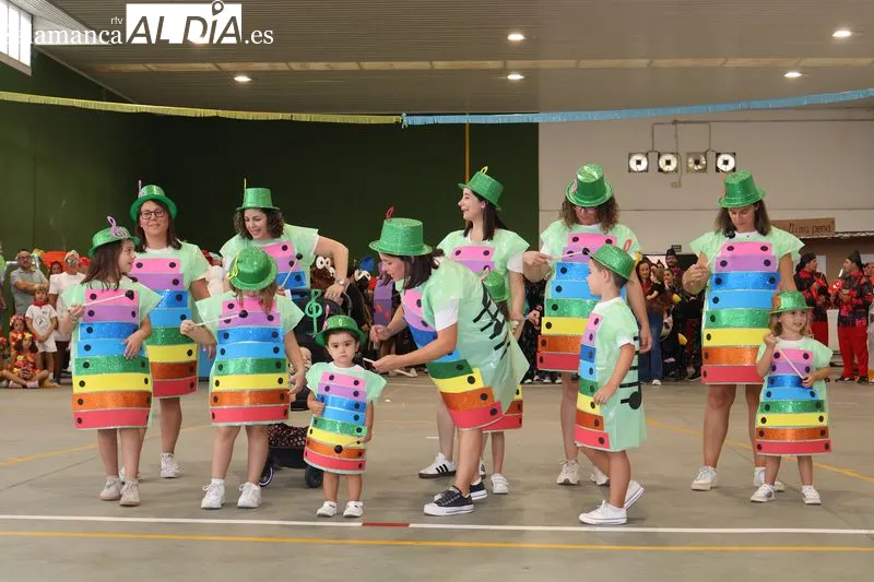 Foto 2 - M&aacute;s de 150 personas llenan de color el concurso de disfraces de las fiestas de Navales
