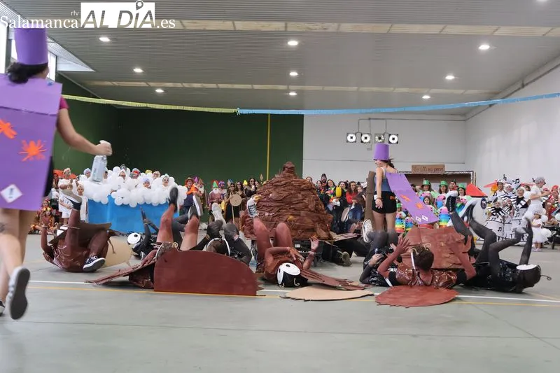 Foto 5 - M&aacute;s de 150 personas llenan de color el concurso de disfraces de las fiestas de Navales