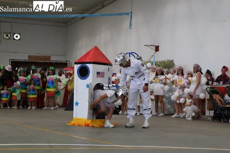 Foto 6 - M&aacute;s de 150 personas llenan de color el concurso de disfraces de las fiestas de Navales