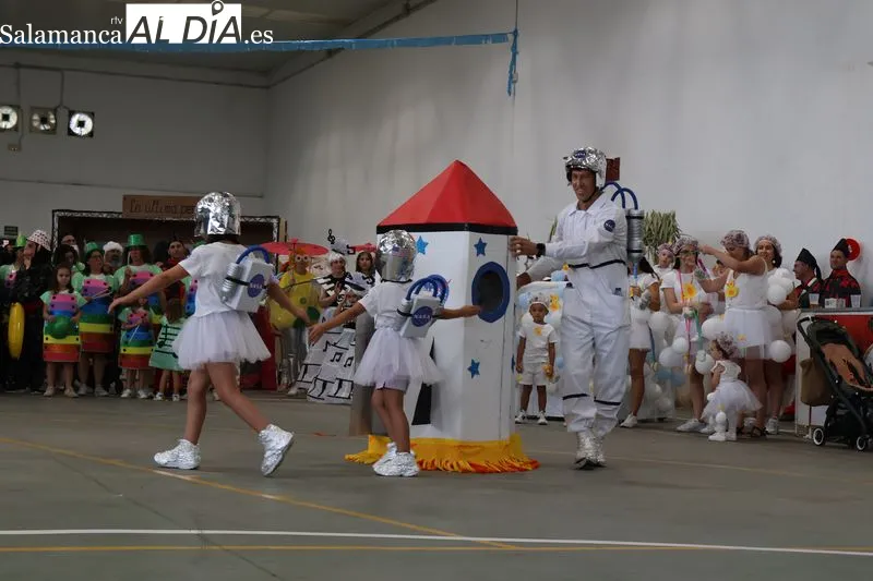 Foto 7 - M&aacute;s de 150 personas llenan de color el concurso de disfraces de las fiestas de Navales