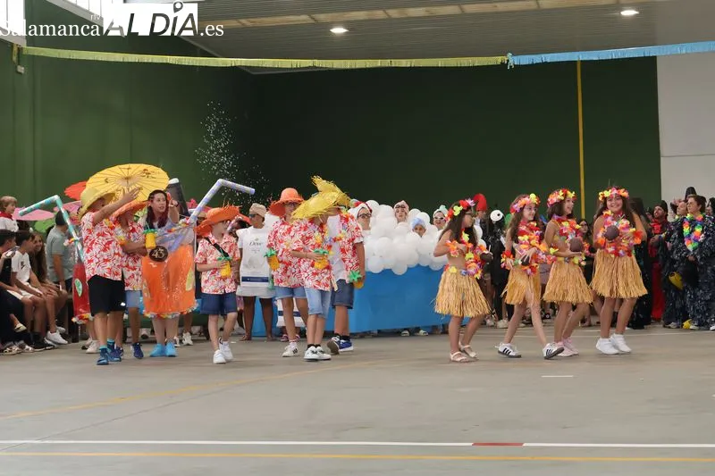 Foto 8 - M&aacute;s de 150 personas llenan de color el concurso de disfraces de las fiestas de Navales