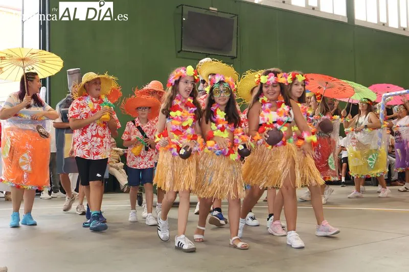 Foto 9 - M&aacute;s de 150 personas llenan de color el concurso de disfraces de las fiestas de Navales