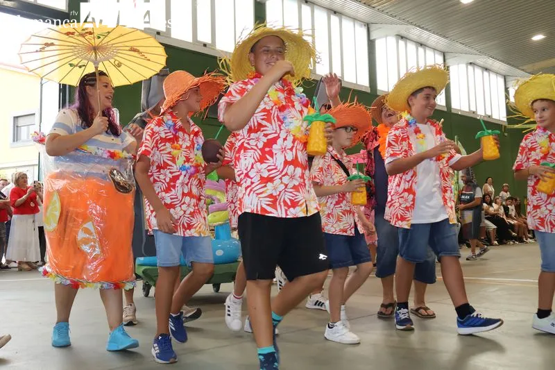 Foto 10 - M&aacute;s de 150 personas llenan de color el concurso de disfraces de las fiestas de Navales
