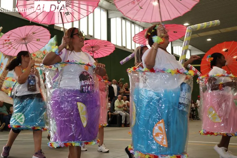 Foto 11 - M&aacute;s de 150 personas llenan de color el concurso de disfraces de las fiestas de Navales