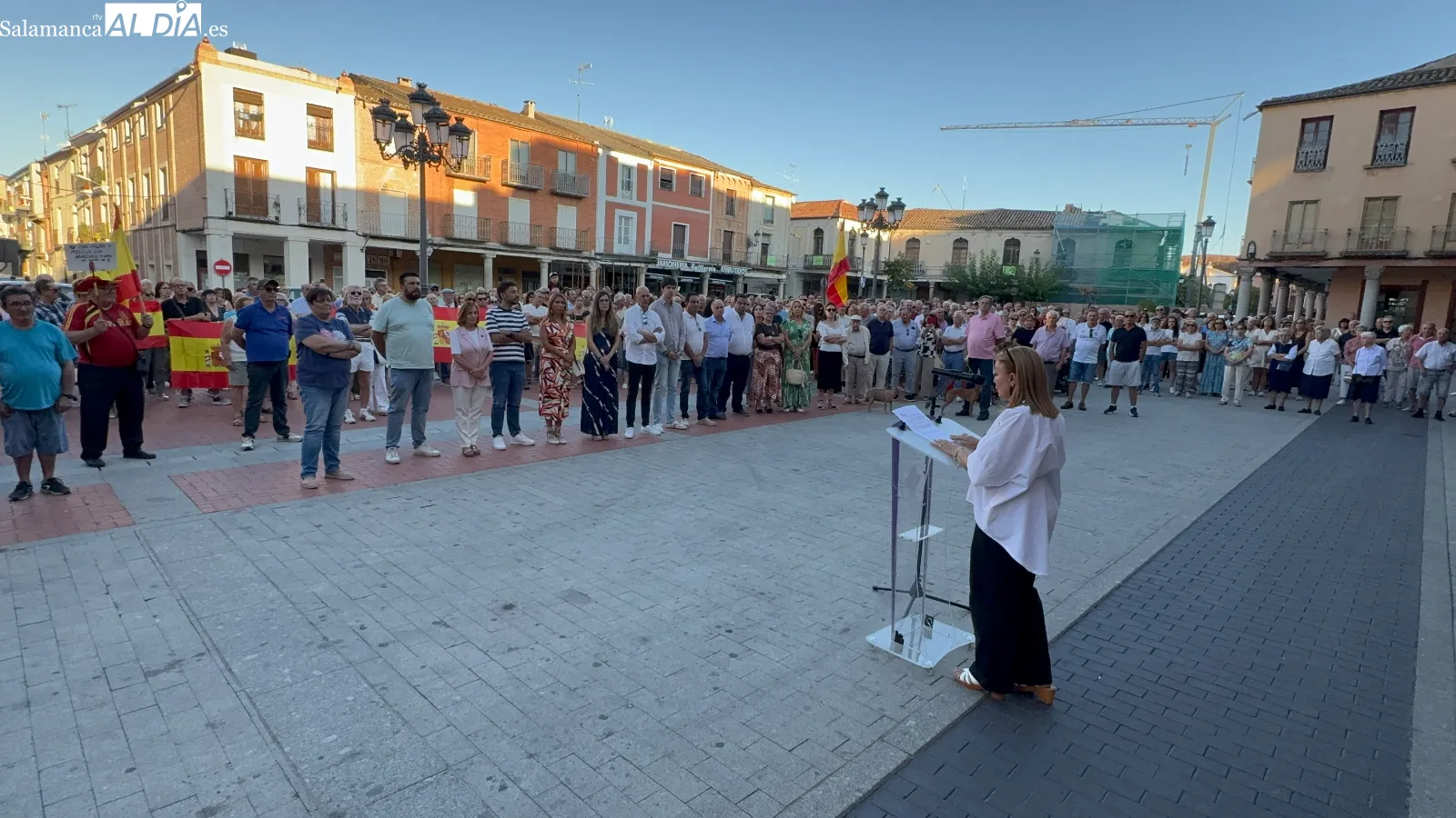 Foto 7 - Ceuta no est&aacute; sola: Pe&ntilde;aranda llena de apoyos la Plaza de la Constituci&oacute;n