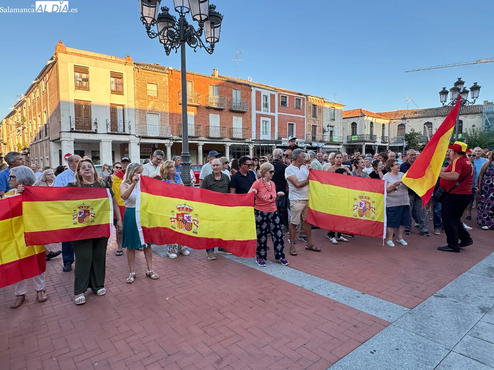 Foto 4 - Ceuta no est&aacute; sola: Pe&ntilde;aranda llena de apoyos la Plaza de la Constituci&oacute;n