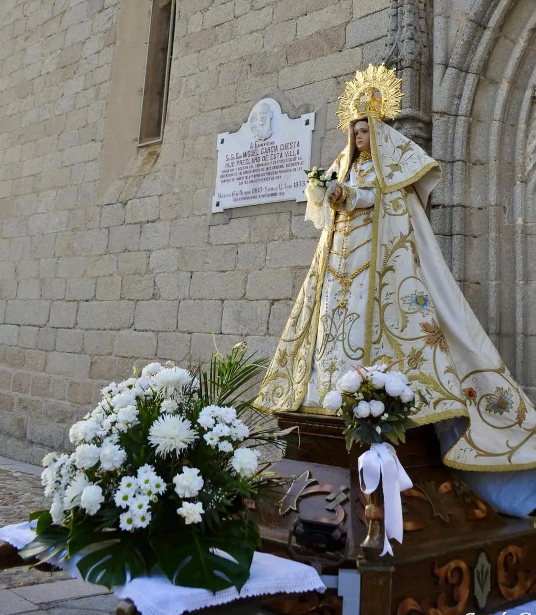 Foto 11 - Devoci&oacute;n y flores en la multitudinaria ofrenda a la Virgen de la Encina en Macotera