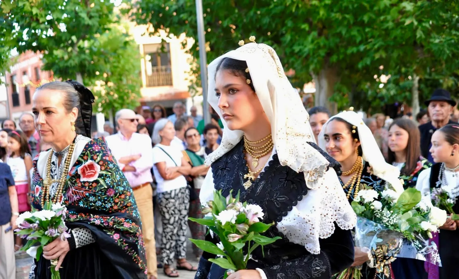 Foto 10 - Devoci&oacute;n y flores en la multitudinaria ofrenda a la Virgen de la Encina en Macotera