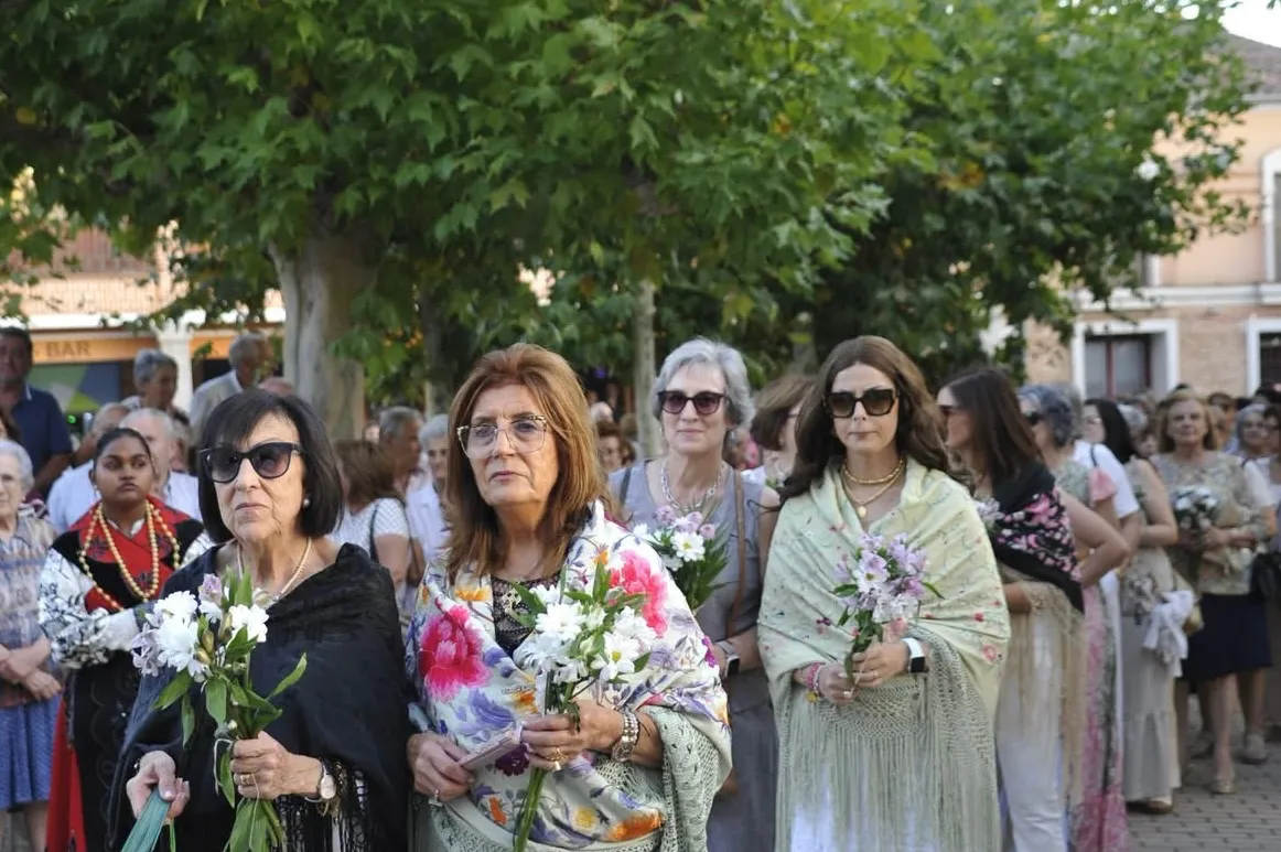 Foto 9 - Devoci&oacute;n y flores en la multitudinaria ofrenda a la Virgen de la Encina en Macotera
