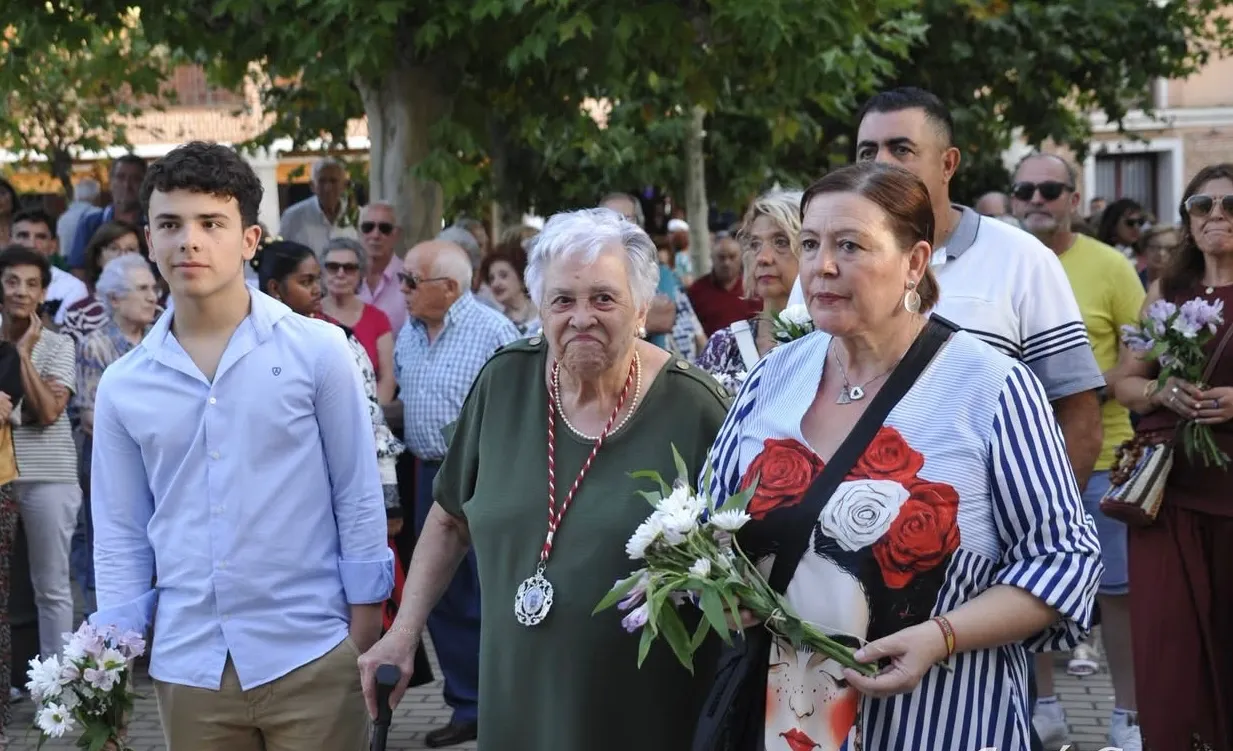 Foto 7 - Devoci&oacute;n y flores en la multitudinaria ofrenda a la Virgen de la Encina en Macotera
