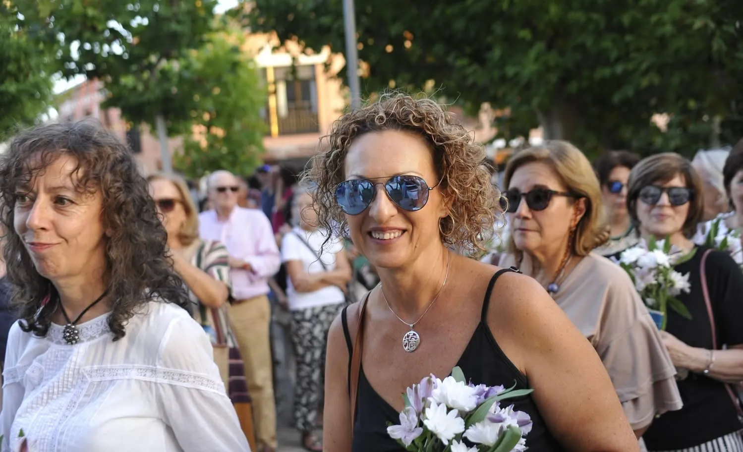 Foto 6 - Devoci&oacute;n y flores en la multitudinaria ofrenda a la Virgen de la Encina en Macotera