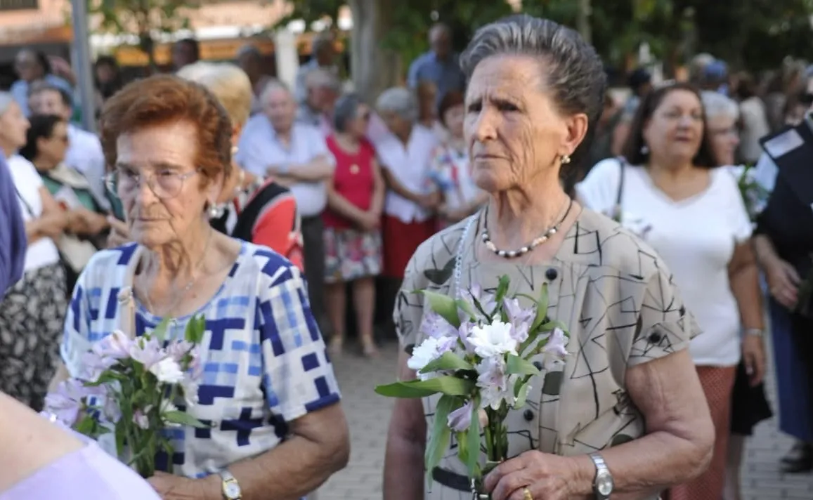 Foto 4 - Devoci&oacute;n y flores en la multitudinaria ofrenda a la Virgen de la Encina en Macotera