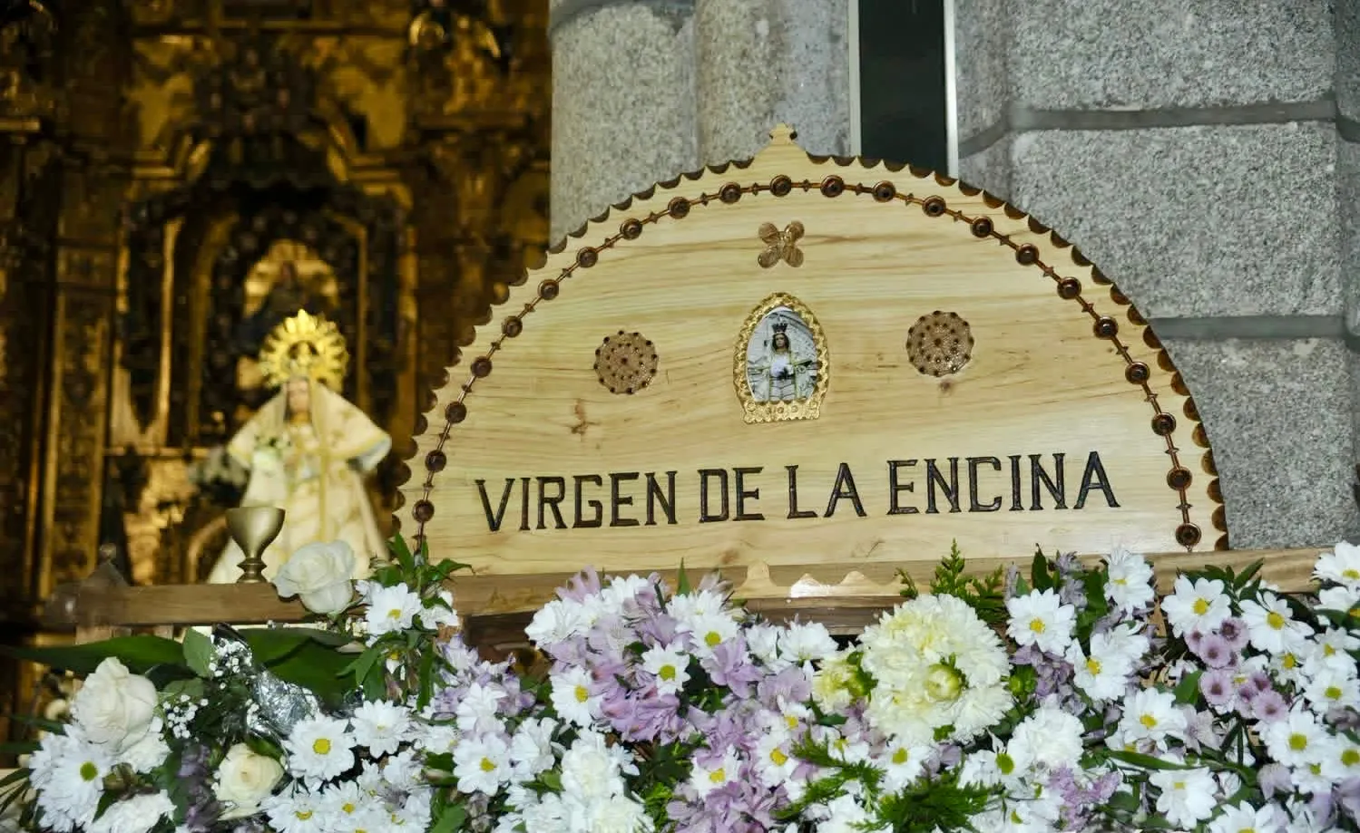 Foto 3 - Devoci&oacute;n y flores en la multitudinaria ofrenda a la Virgen de la Encina en Macotera
