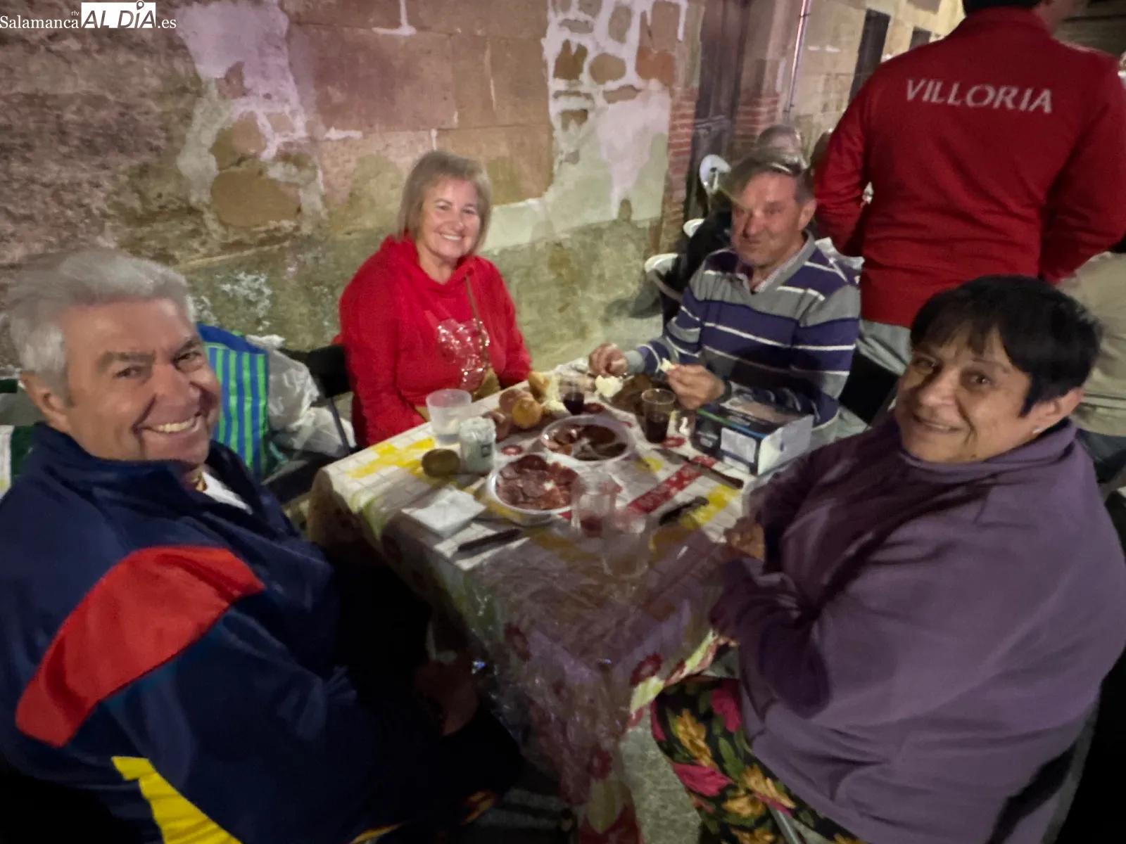 Foto 7 - La tradicional merienda de la vaca re&uacute;ne a Villoria en una multitudinaria despedida de sus fiestas