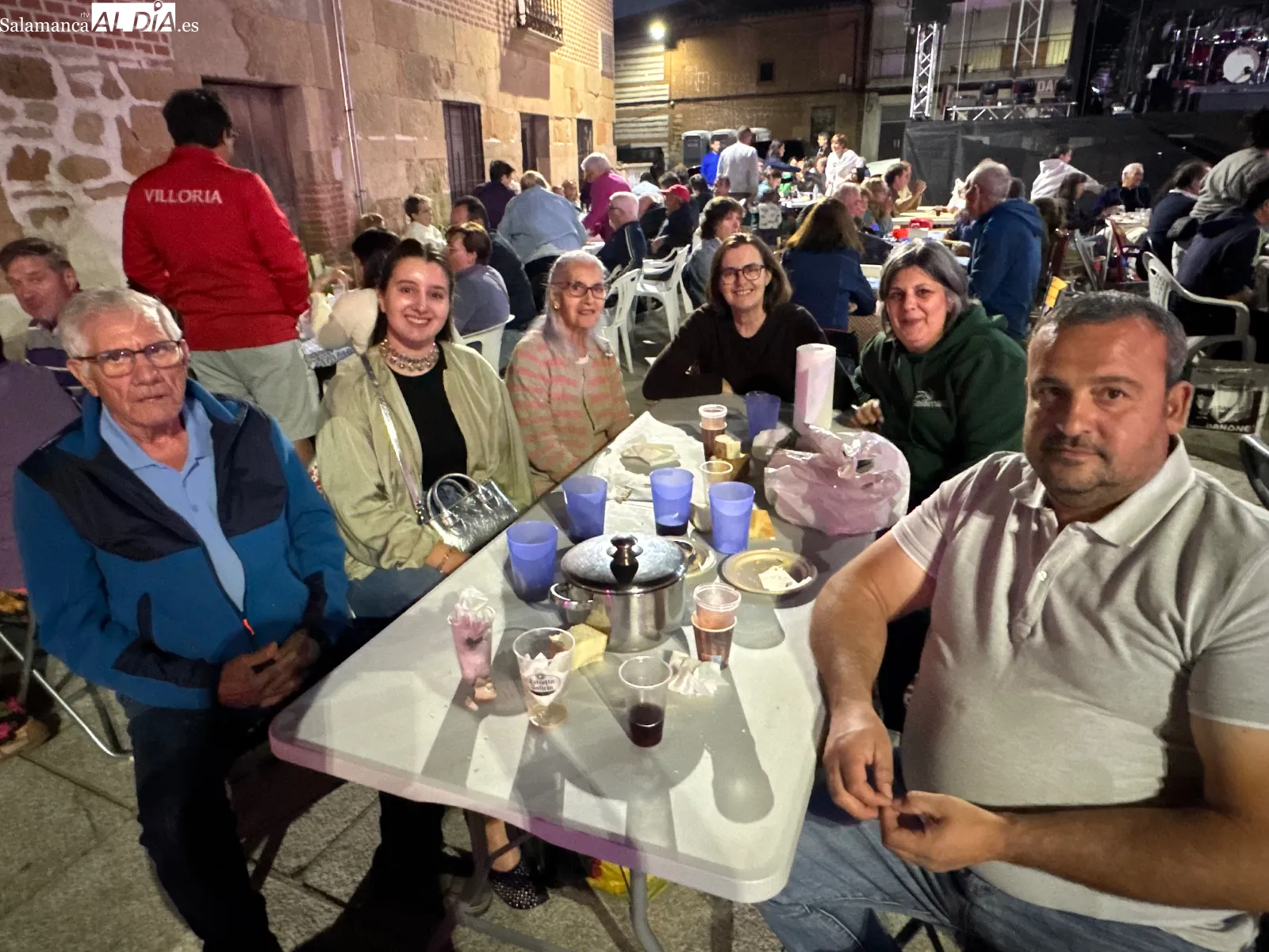Foto 6 - La tradicional merienda de la vaca re&uacute;ne a Villoria en una multitudinaria despedida de sus fiestas