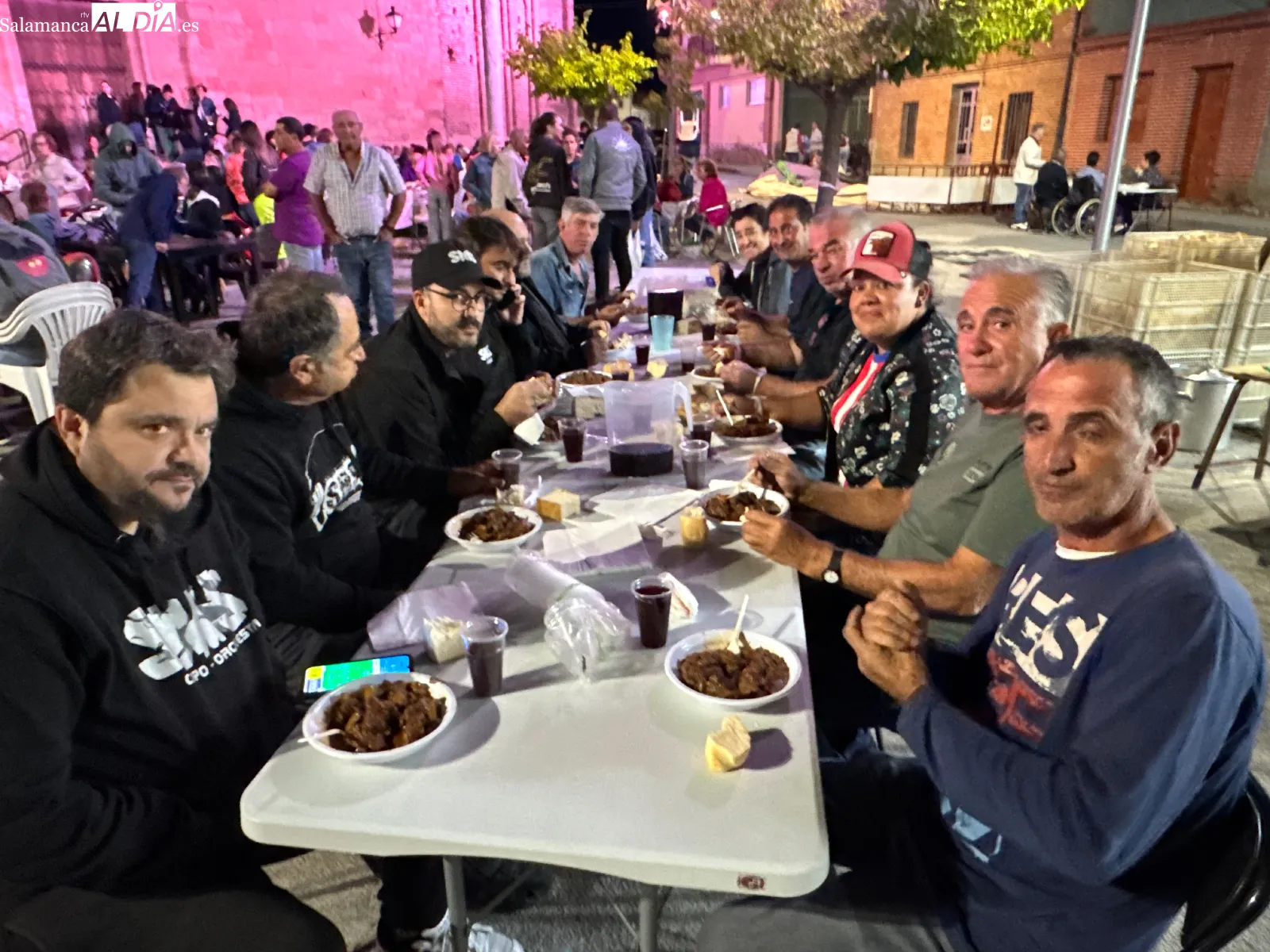 Foto 2 - La tradicional merienda de la vaca re&uacute;ne a Villoria en una multitudinaria despedida de sus fiestas