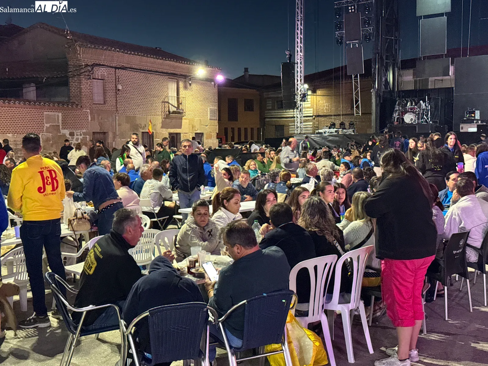 Foto 3 - La tradicional merienda de la vaca re&uacute;ne a Villoria en una multitudinaria despedida de sus fiestas