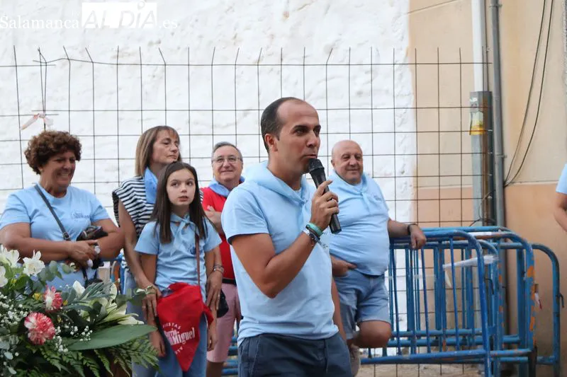 Foto 3 - El Barrio San Miguel abre sus fiestas entre tradici&oacute;n y un emotivo homenaje a Chari S&aacute;nchez