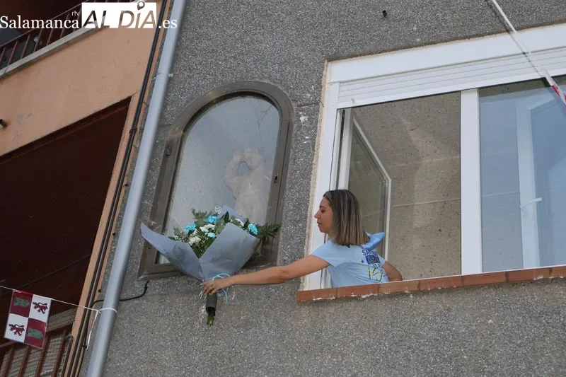 Foto 6 - El Barrio San Miguel abre sus fiestas entre tradici&oacute;n y un emotivo homenaje a Chari S&aacute;nchez