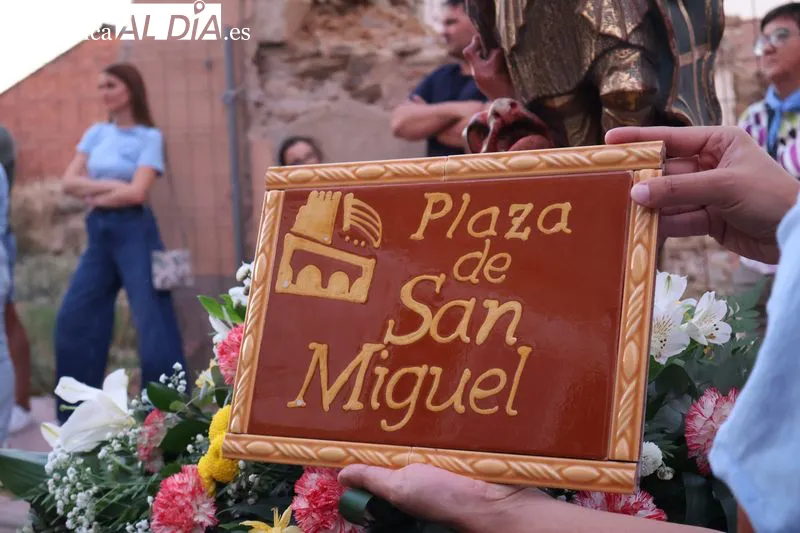 Foto 10 - El Barrio San Miguel abre sus fiestas entre tradici&oacute;n y un emotivo homenaje a Chari S&aacute;nchez