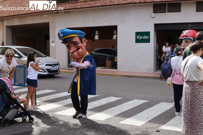 Foto 3 - Los cabezudos y una paella popular animan las fiestas del Barrio San Miguel