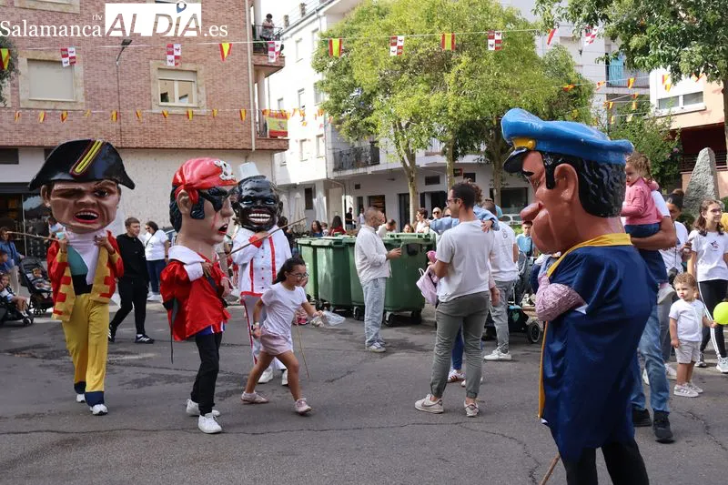 Foto 2 - Los cabezudos y una paella popular animan las fiestas del Barrio San Miguel