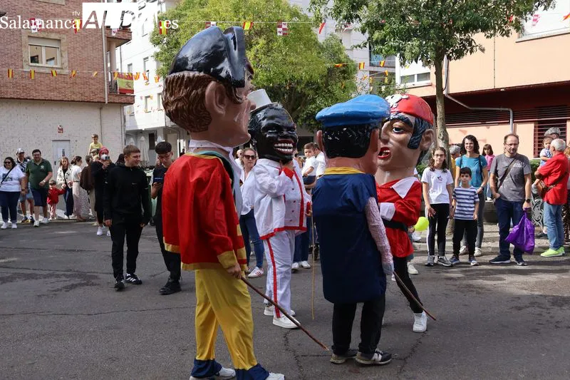 Foto 5 - Los cabezudos y una paella popular animan las fiestas del Barrio San Miguel